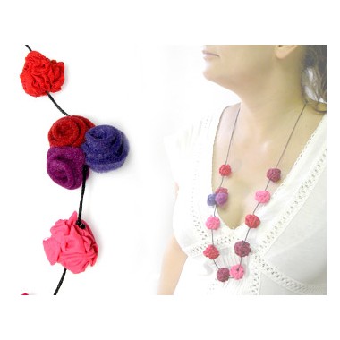 COLLAR FIELTRO BOLAS ROJAS Y ROSAS CON FLORES ROJAS Y MORADA